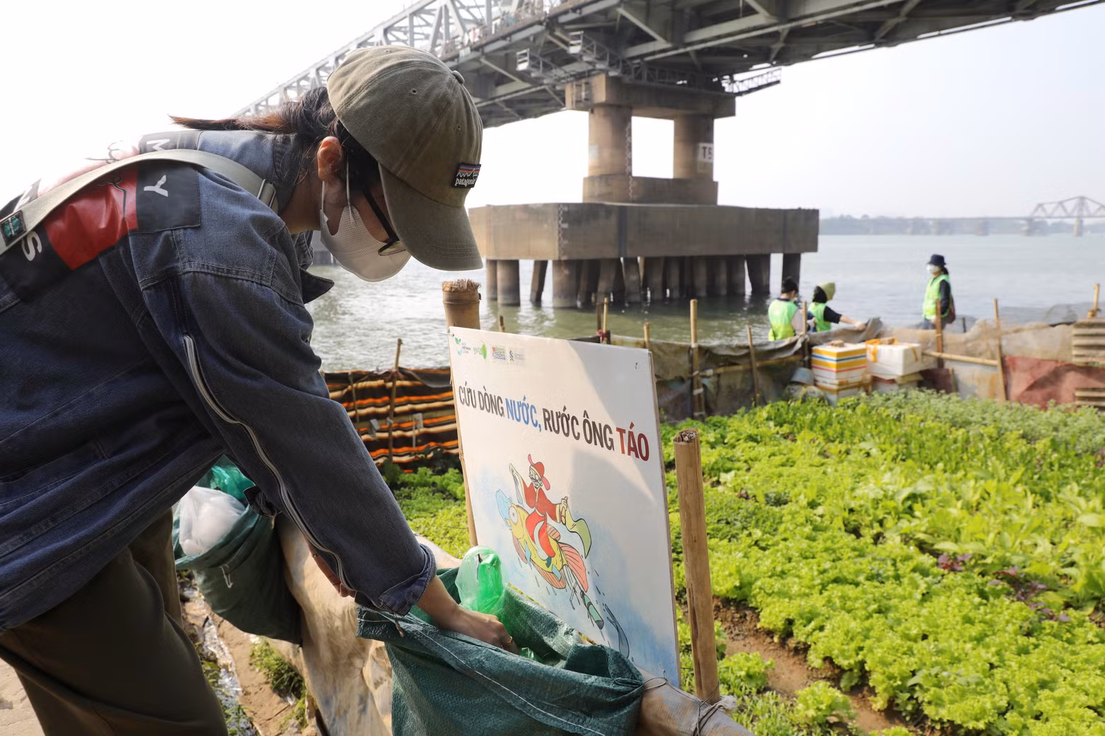 塑料袋放置在指定区域，不会排放到环境中。