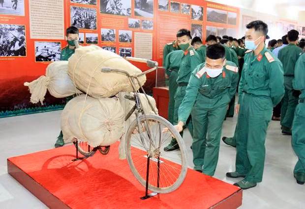 参观专题展的代表。（图片来源：越通社）