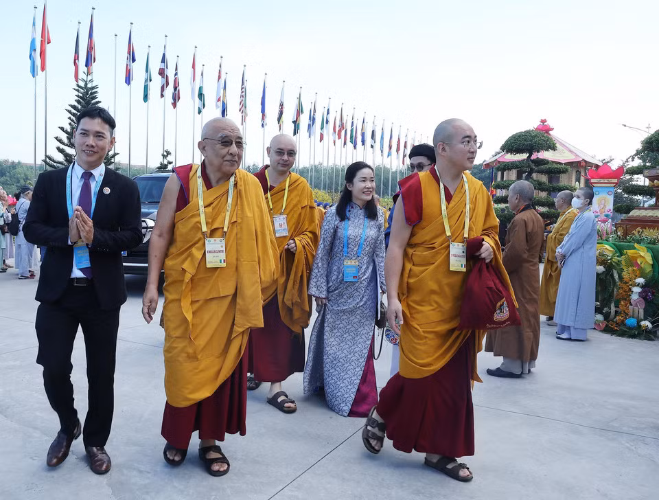 来自各国的僧侣和佛教代表出席2025年联合国卫塞节开幕式。(图片来源:越通社) 来自各国的僧侣和佛教代表出席2025年联合国卫塞节开幕式。(图片来源:越通社)