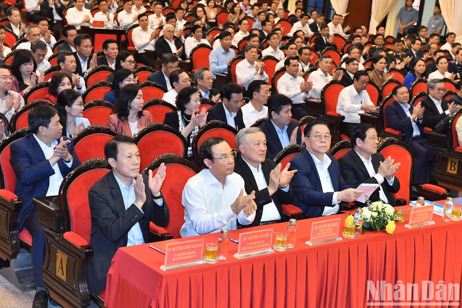 党和国家领导及与会代表。