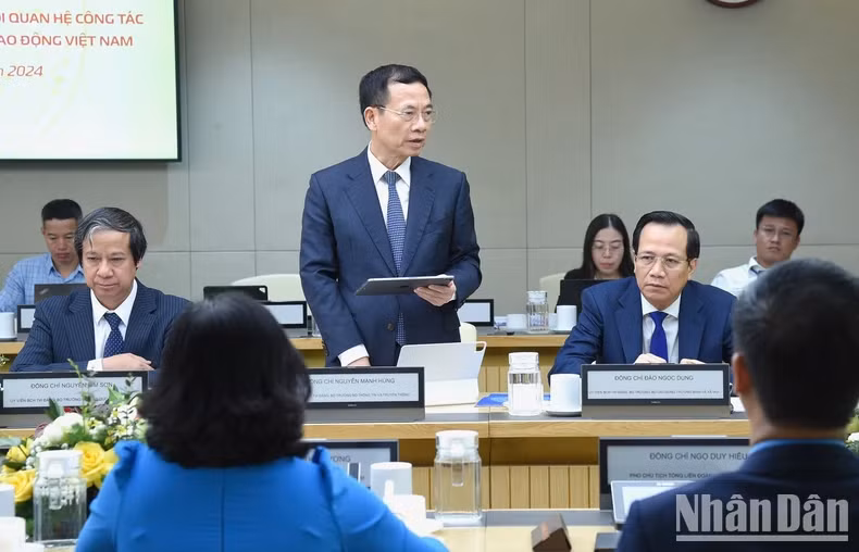 通信与传媒部部长阮孟雄在会上发表讲话。