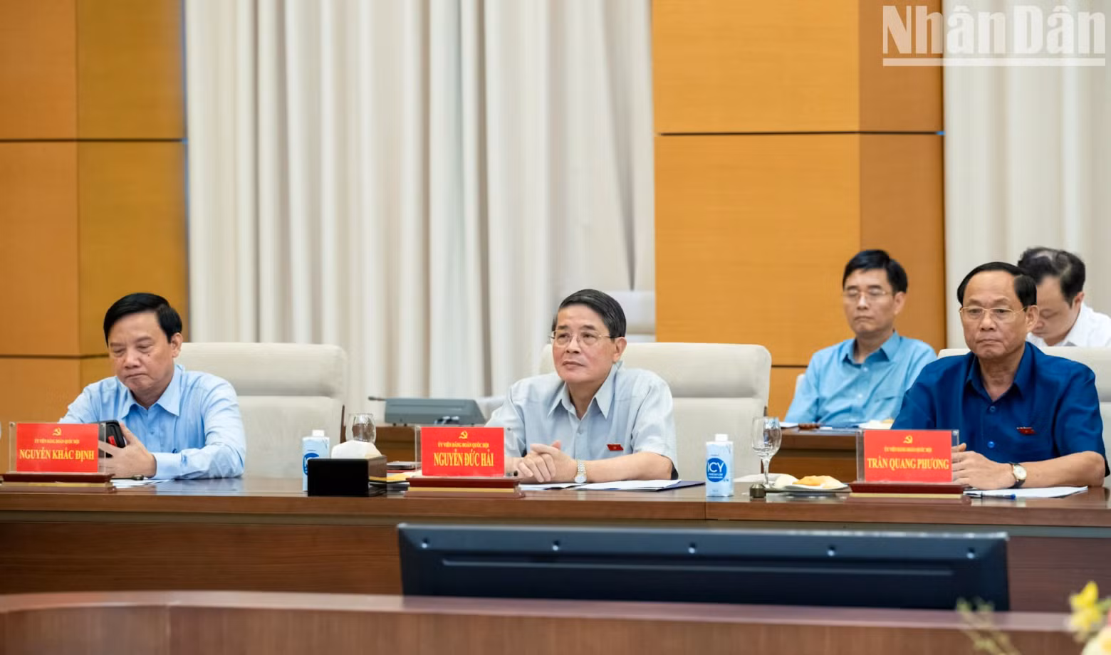 国会副主席阮克定、国会副主席阮德海、国会副主席陈光方一同出席。
