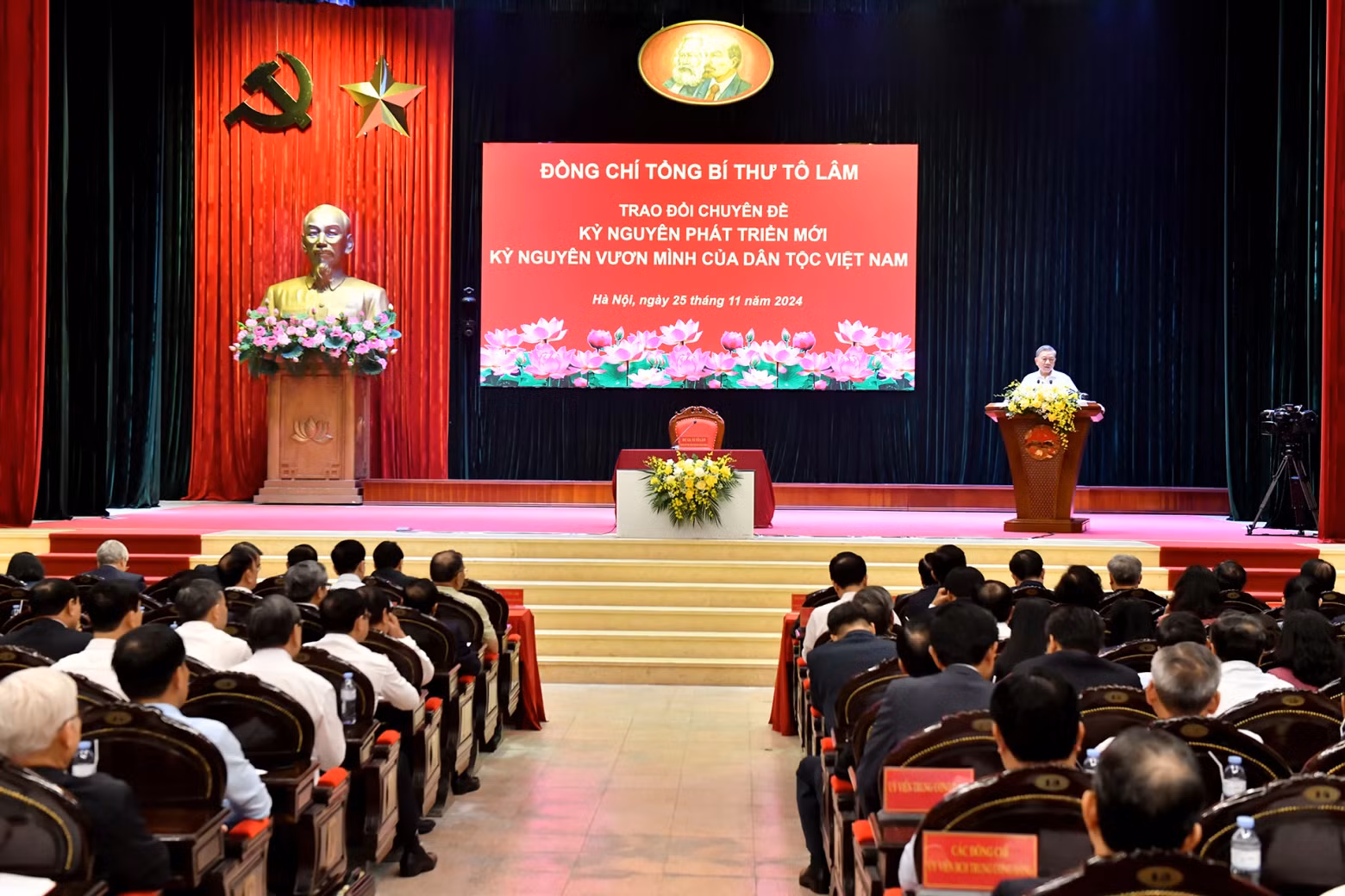 越共中央总书记苏林发表关于“发展新纪元——越南民族奋发图强的纪元”专题。