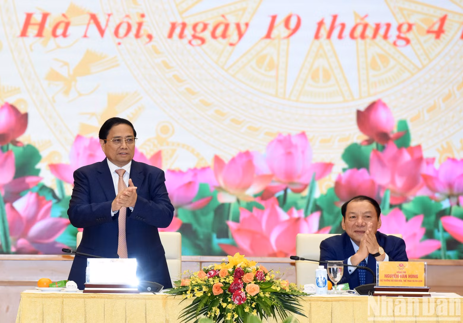 政府总理范明正会见乡贤、村长、工匠和少数民族代表人士。