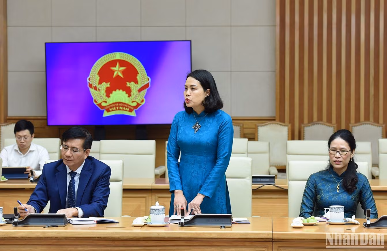 越南驻芬兰兼任驻爱沙尼亚大使范氏青平发表讲话。