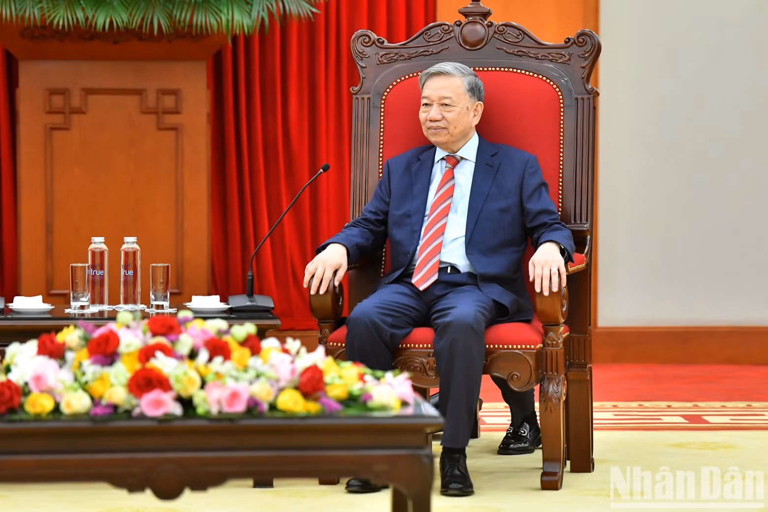 越共中央总书记苏林在会见亚美尼亚共和国议会议长阿伦·西蒙扬时发表讲话。