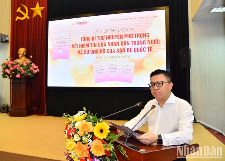 《人民报》社总编辑黎国明在《阮富仲总书记与国内人民的信任和国际友人的支持》新书发布仪式上发表讲话。 《人民报》社总编辑黎国明在《阮富仲总书记与国内人民的信任和国际友人的支持》新书发布仪式上发表讲话。