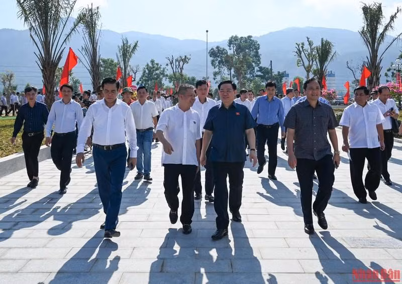 国会主席王廷惠和各位代表参观河内-义静啤酒厂。