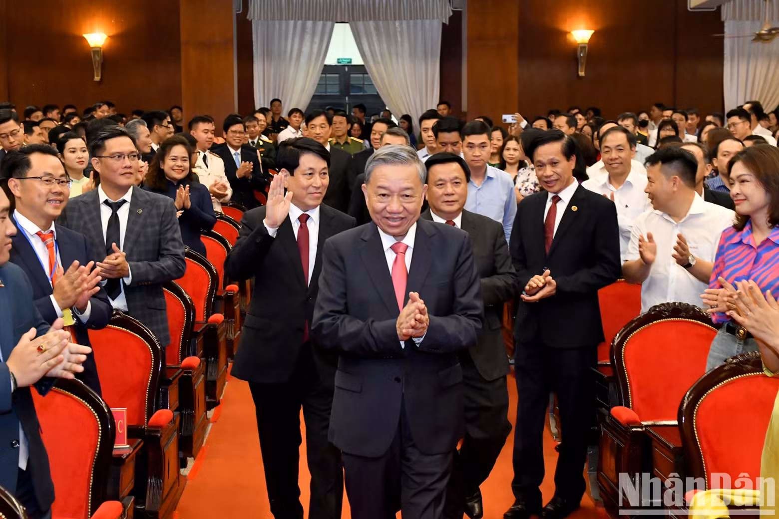 越共中央总书记、国家主席苏林等党和国家领导人出席。 越共中央总书记、国家主席苏林等党和国家领导人出席。