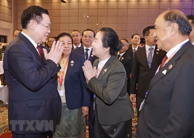 国会主席王廷惠和出席AIPA-44开幕式的代表。(图片来源:越通社) 国会主席王廷惠和出席AIPA-44开幕式的代表。(图片来源:越通社)