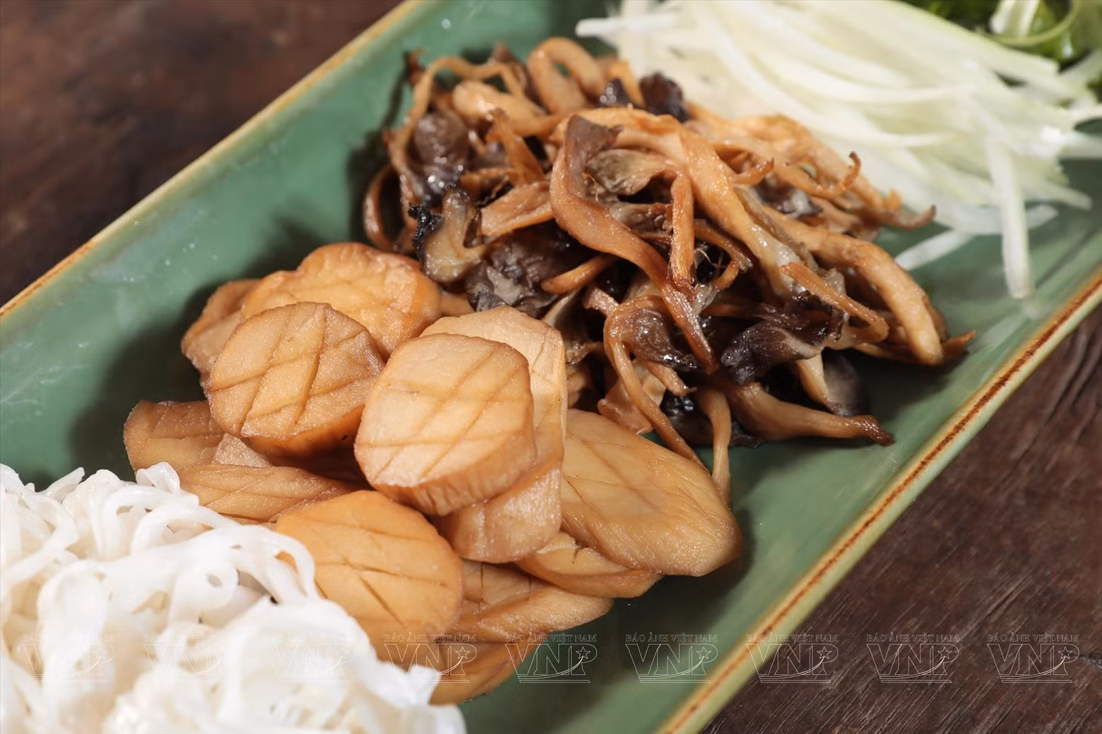 米粉、洋葱和蘑菇等配料都是预先煮熟的。（图片来源：越南画报）