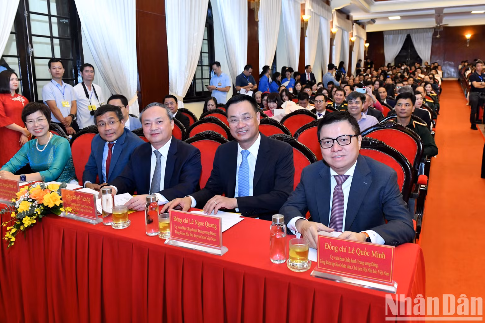 与会代表。 与会代表。