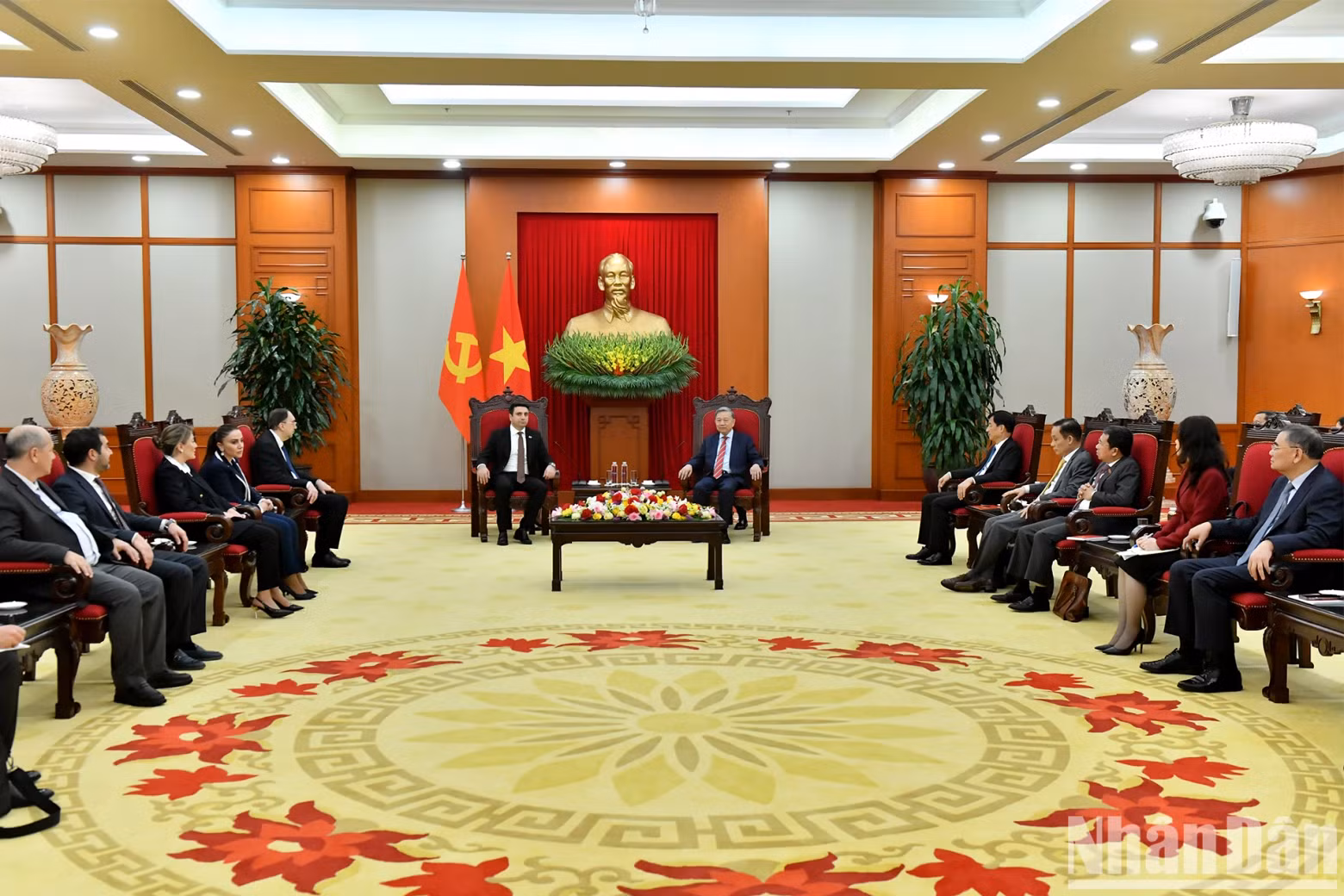 越共中央总书记苏林在党中央总部会见亚美尼亚共和国议会议长阿伦·西蒙扬。