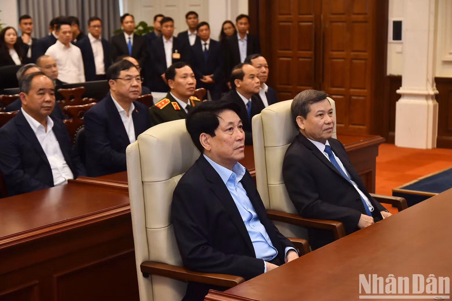 国家主席梁强和各位代表听取有关最高人民法院运行监督与调控中心的介绍。