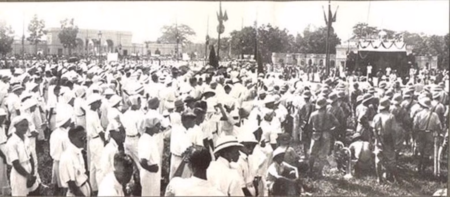 1945年9月2日上午,各阶层人民聚集在巴亭广场。(图片来源:越通社) 1945年9月2日上午,各阶层人民聚集在巴亭广场。(图片来源:越通社)