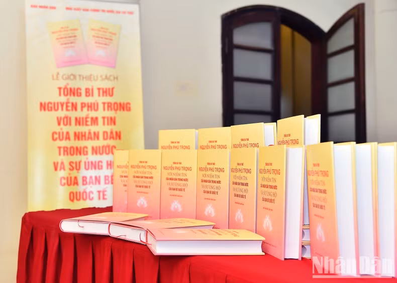 《阮富仲总书记与国内人民的信任和国际友人的支持》新书发布。 《阮富仲总书记与国内人民的信任和国际友人的支持》新书发布。