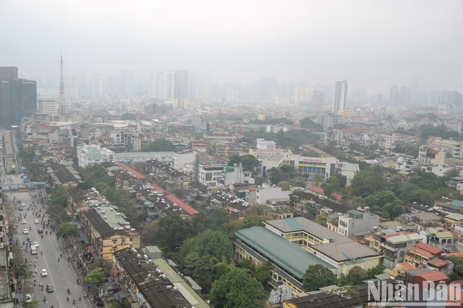 浓雾天气使能见度降低。