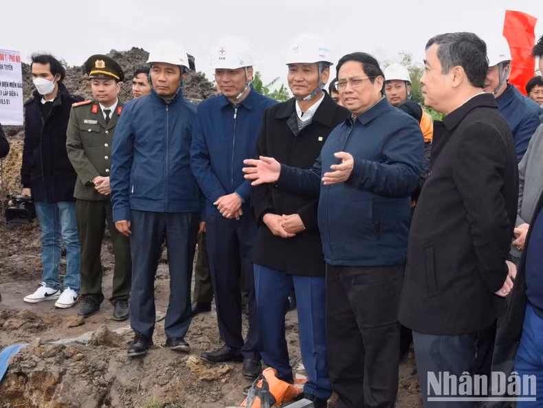 范明正总理赴太平省开展施工情况检查工作。