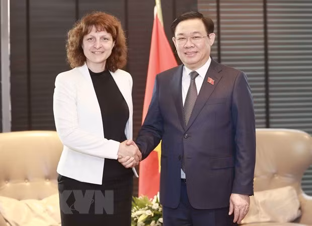越南国会主席王廷惠会见丹麦知名货运集团DSV保加利亚总部首席执行官克拉西米拉·万德瓦。（图片来源：越通社）