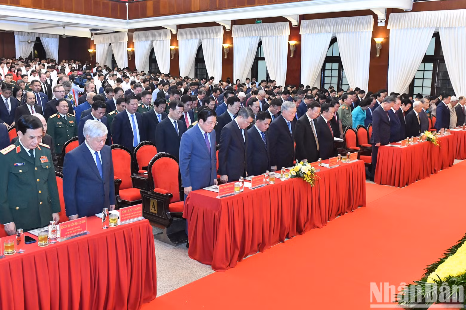 越共中央总书记、国家主席苏林与党和国家领导、前领导为第三号台风遇难者默哀一分钟。