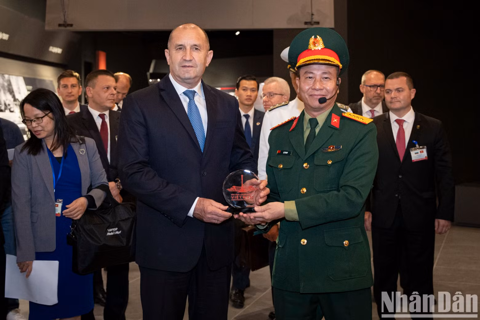 越南军事历史博物馆馆长黎武辉大校向保加利亚总统鲁门·拉德夫赠送纪念品。