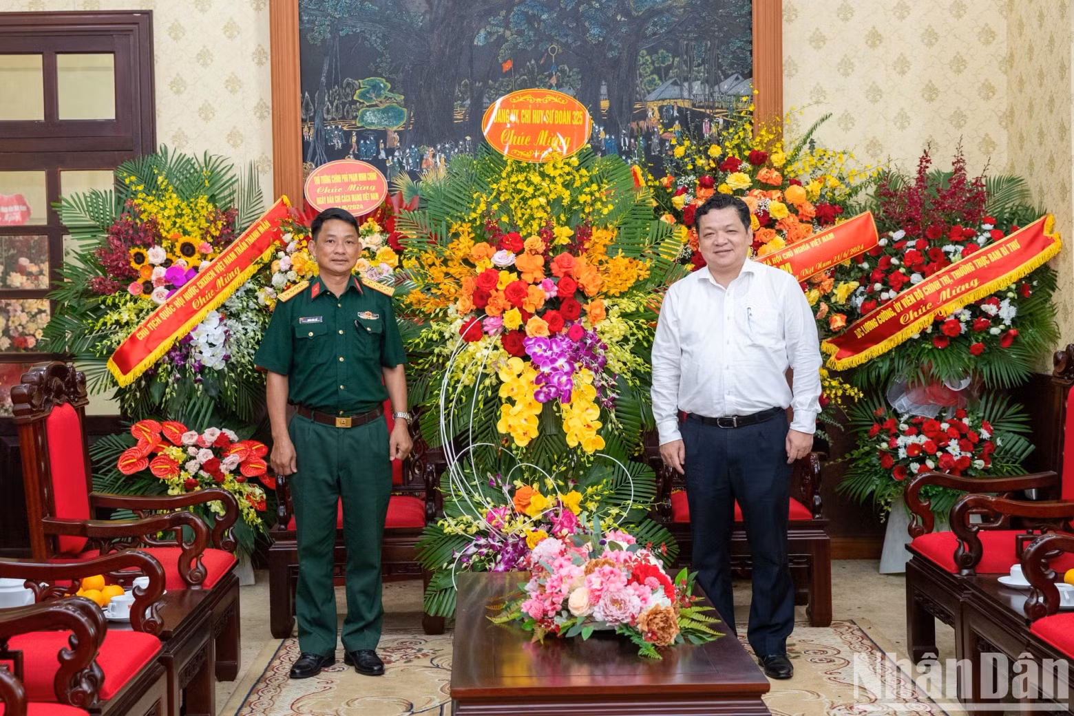 第12军团325师代表前来祝贺《人民报》社。