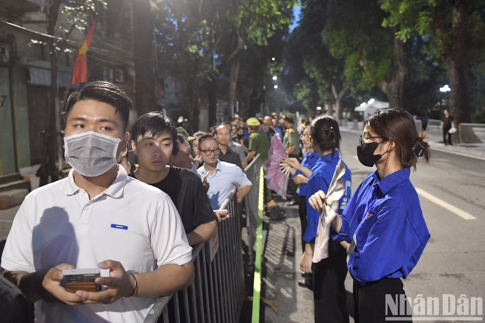 志愿青年随时为人民群众提供帮助。 志愿青年随时为人民群众提供帮助。