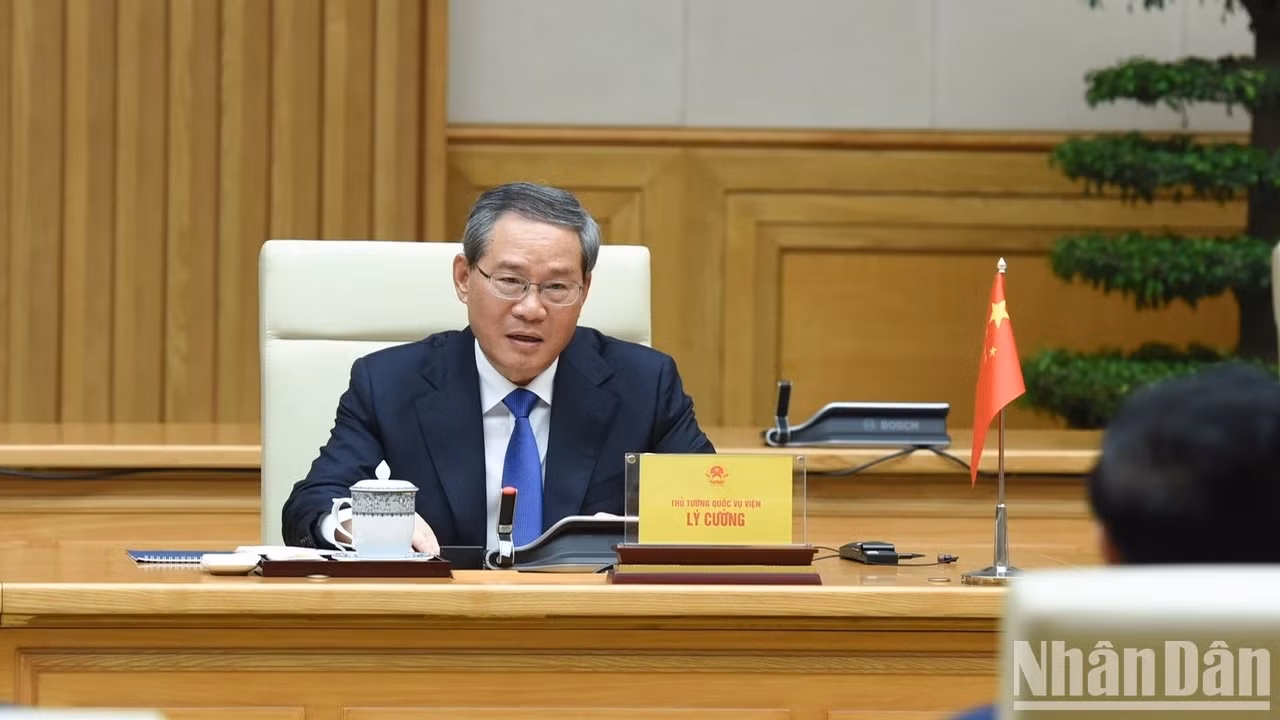 中国国务院总理李强在会谈中发表讲话。