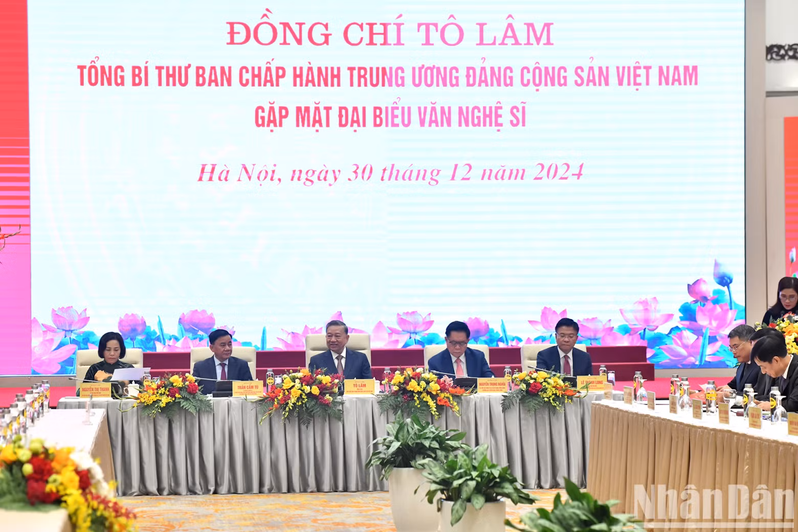 越共中央总书记苏林，党和国家领导在河内与全国文学艺术工作者代表会面。