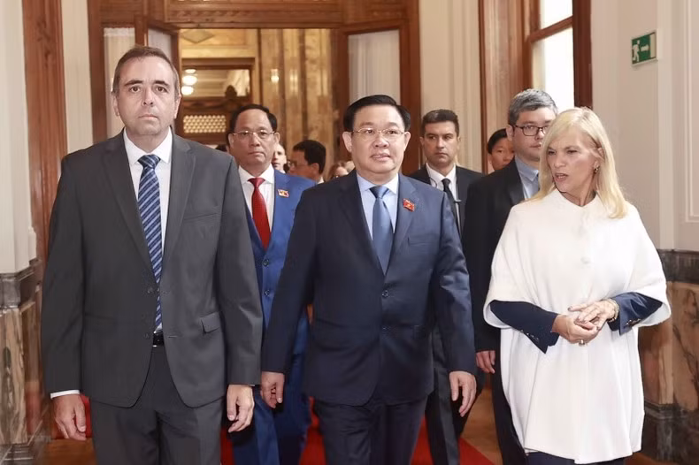 乌拉圭东岸共和国参议院议长贝亚特里斯·阿希蒙和众议院议长安杜哈尔欢迎越南国会主席王廷惠。（图片来源：越通社）