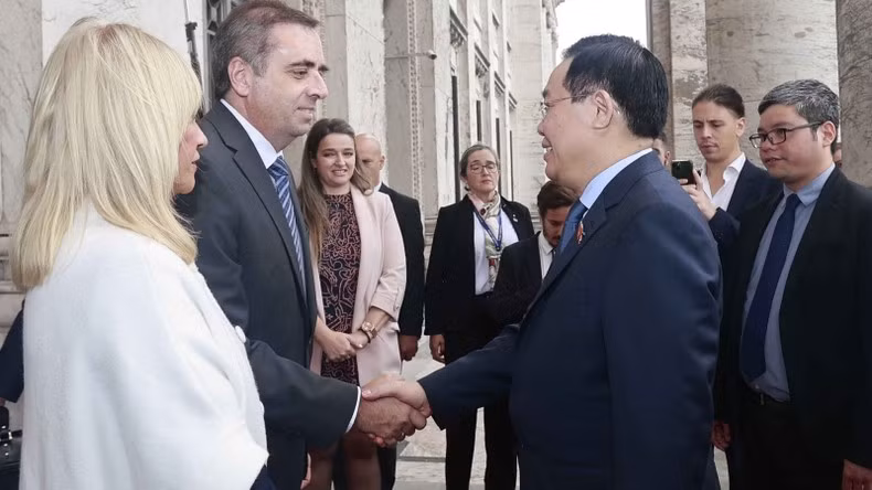 乌拉圭东岸共和国参议院议长贝亚特里斯·阿希蒙和众议院议长安杜哈尔欢迎越南国会主席王廷惠。（图片来源：越通社）