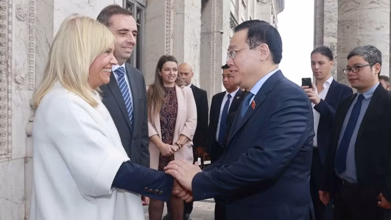 乌拉圭东岸共和国参议院议长贝亚特里斯·阿希蒙和众议院议长安杜哈尔欢迎越南国会主席王廷惠。（图片来源：越通社）