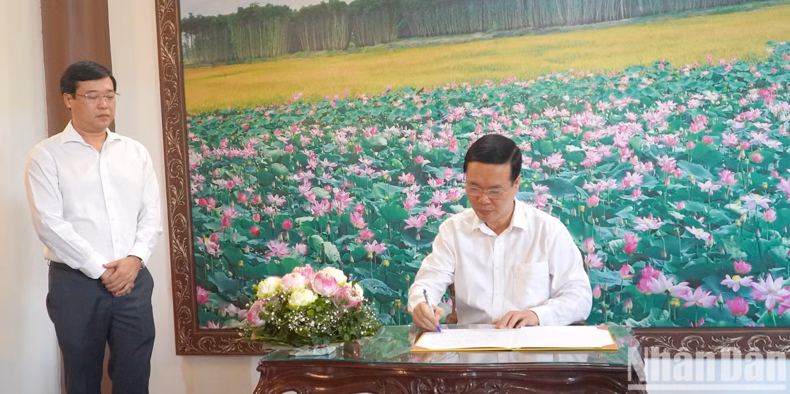 越南国家主席武文赏在阮生色副榜老先生遗迹区的留言簿上题词。