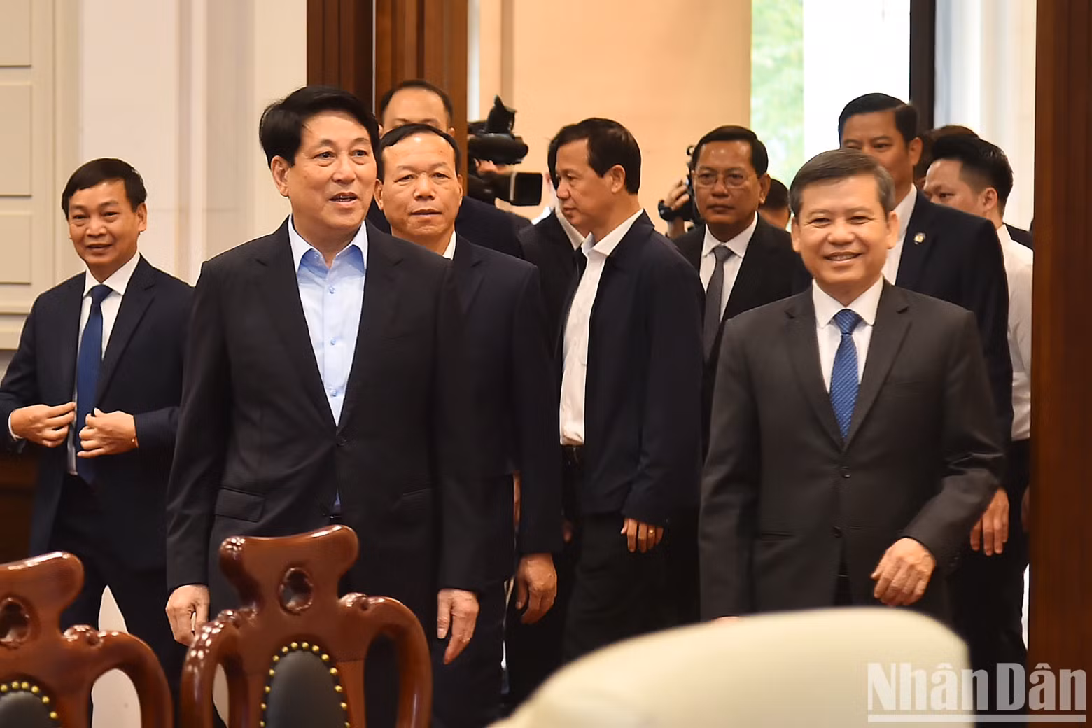 国家主席梁强和各位代表参观最高人民法院运行监督与调控中心。