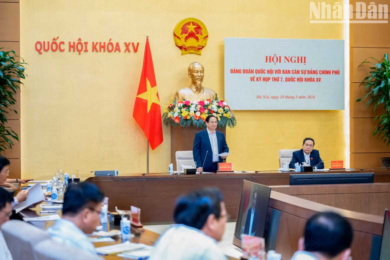 政府总理范明正在会上发表讲话。