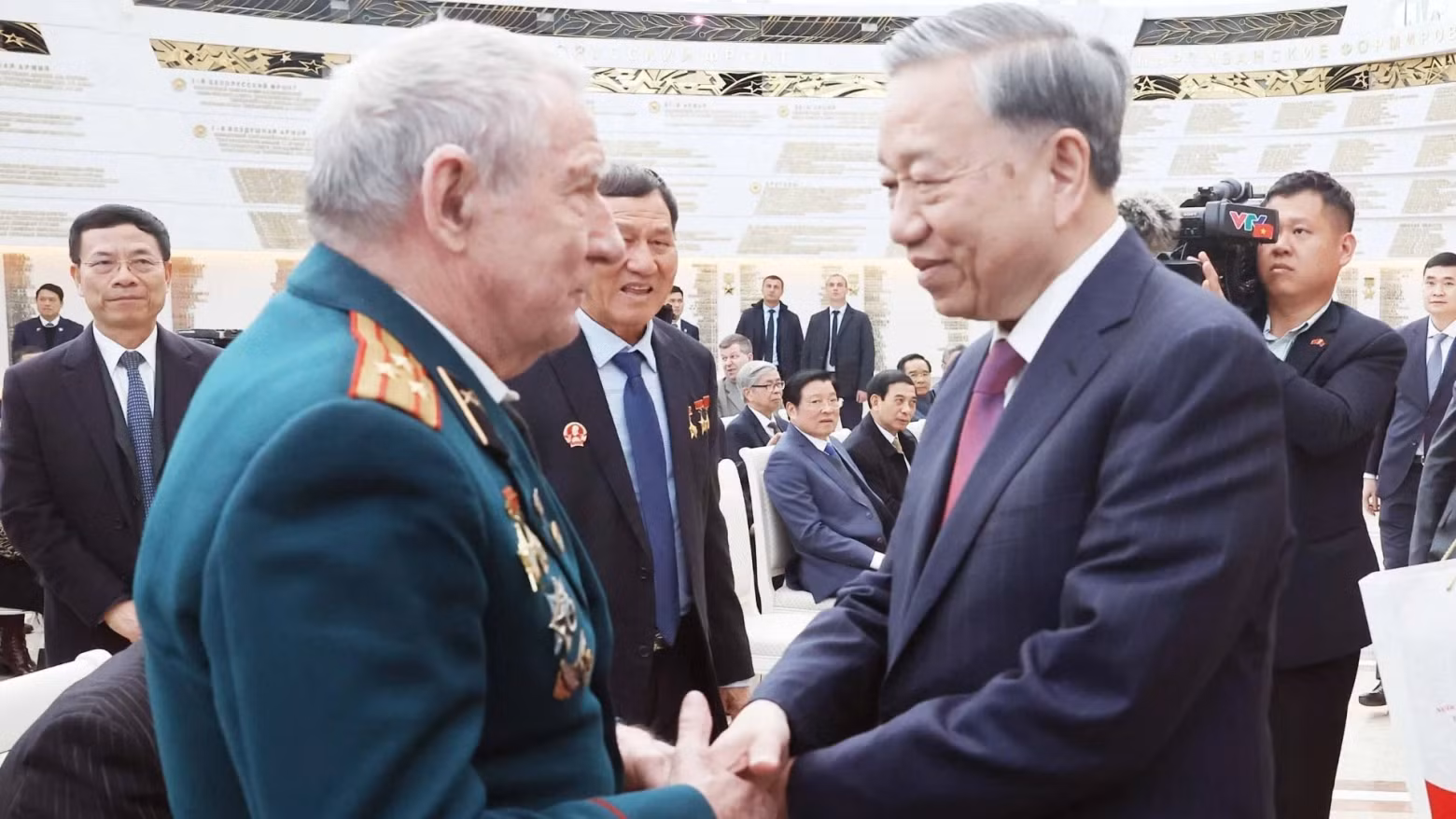 越共中央总书记苏林向曾经对越南作出巨大贡献的白俄罗斯老战士表示慰问和赠送礼物。 越共中央总书记苏林向曾经对越南作出巨大贡献的白俄罗斯老战士表示慰问和赠送礼物。