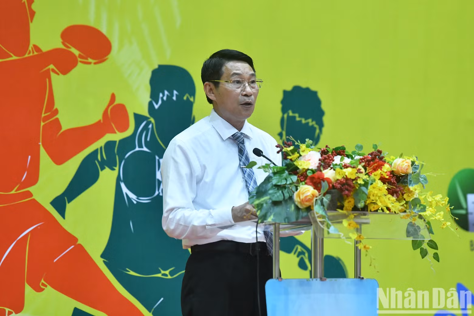 庆和省人民委员会副主席丁文绍致辞。