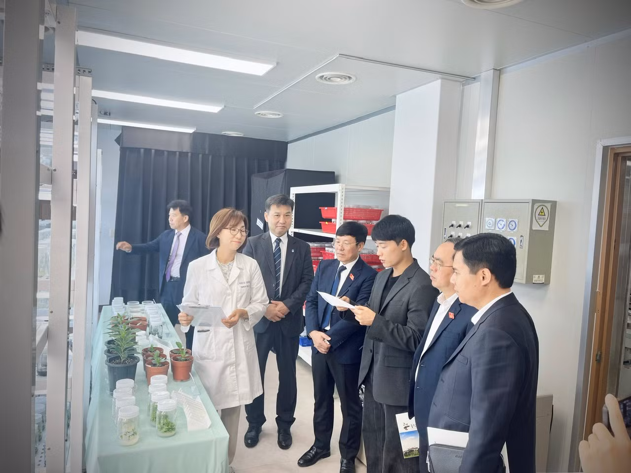 永福省人民委员会主席黎维成一行参观忠清北道农业研究院。