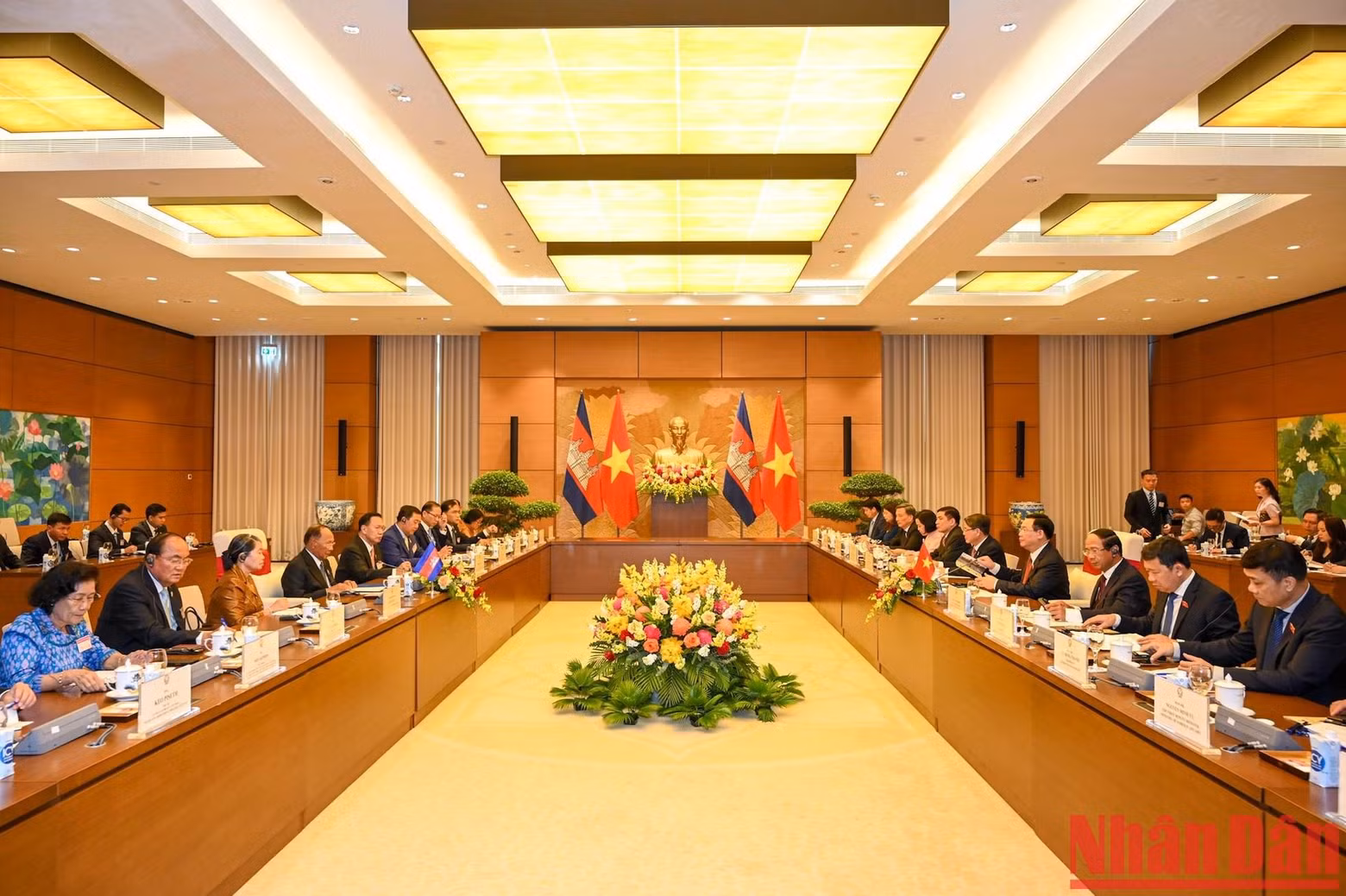 国会主席王廷惠与柬埔寨王国国会主席韩桑林举行会谈。