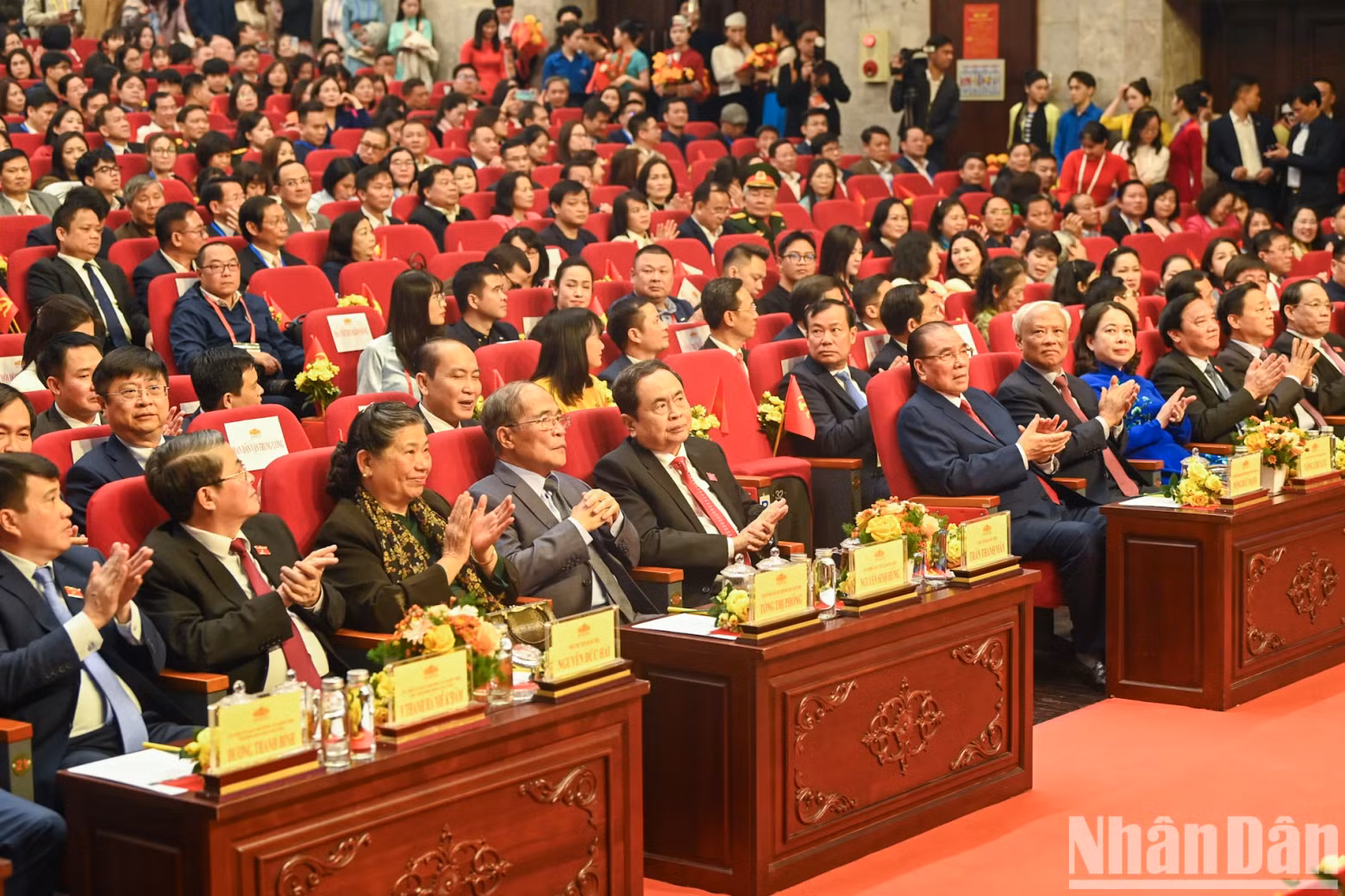 前越共中央总书记农德孟，前国会主席阮生雄，前越共中央政治局委员、前国会常务副主席丛氏放，越共中央委员、国家副主席武氏映春，越共中央委员、政府副总理陈红河，越共中央委员、国会副主席、延洪奖指导委员会主任阮克定等代表一同出席。