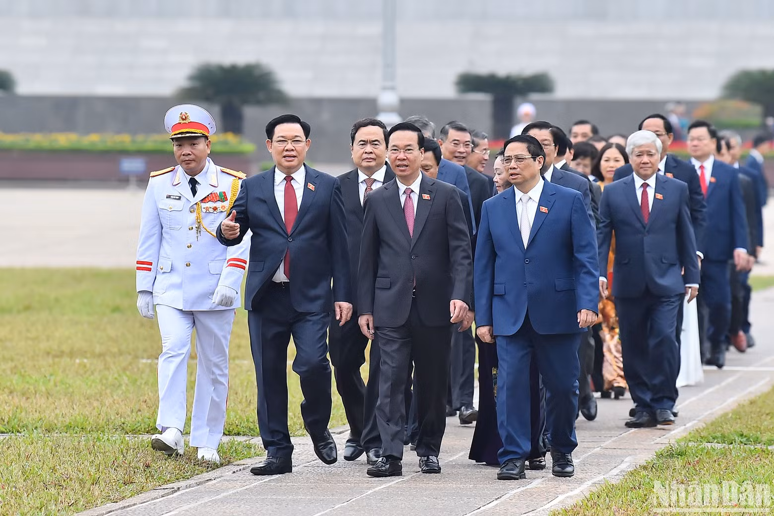 越南国家主席武文赏，政府总理范明正，国会主席王廷惠、党和国家领导人代表团前往国会大厦。