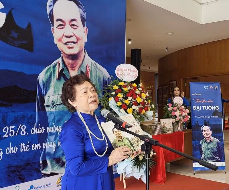 越南教师、诗人、记者阮氏美容在活动上发言。