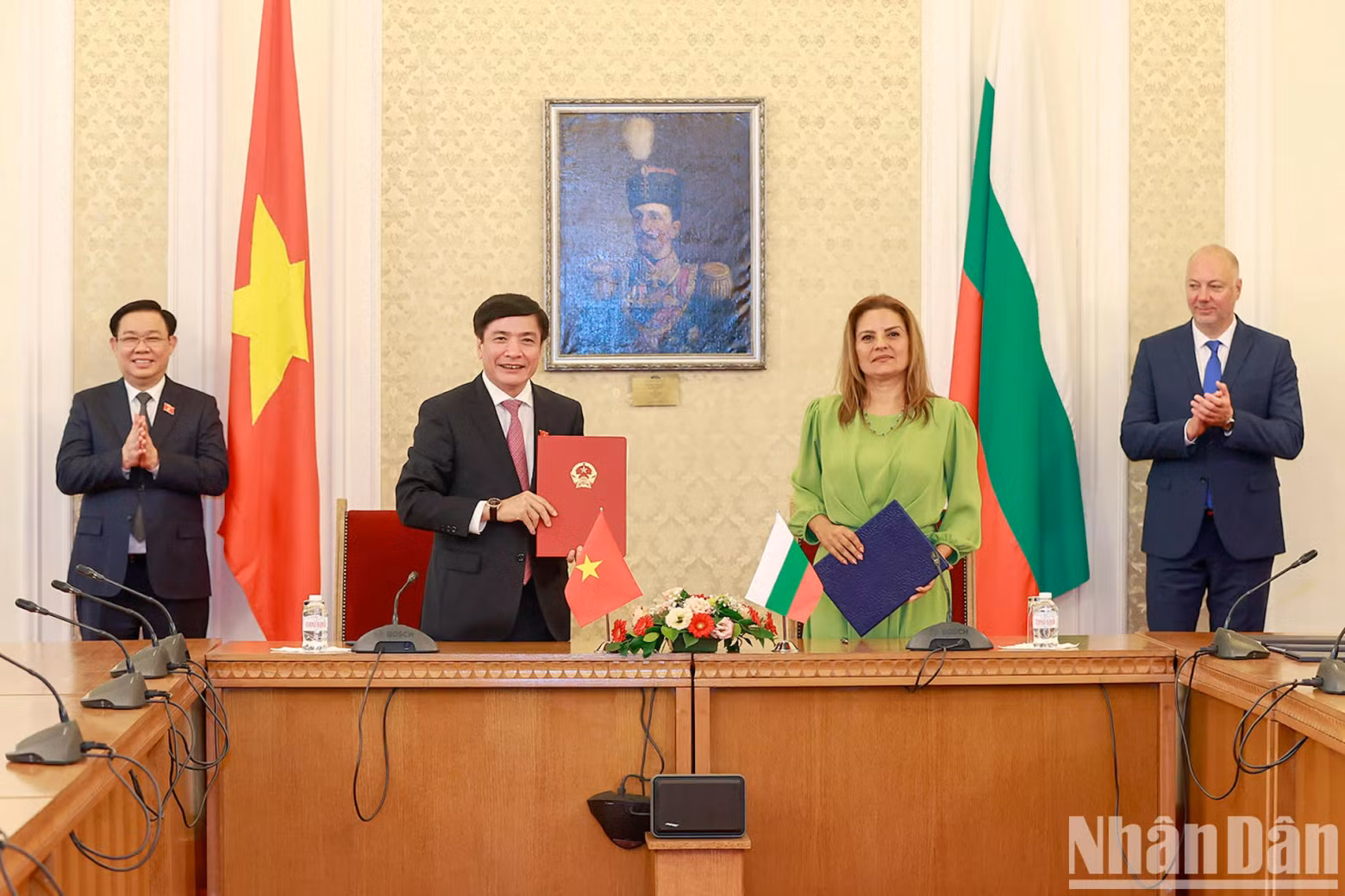 越南国会主席王廷惠与保加利亚议会议长罗森·热利亚兹科夫见证越南国会办公厅和保加利亚议会秘书处合作备忘录签字仪式。