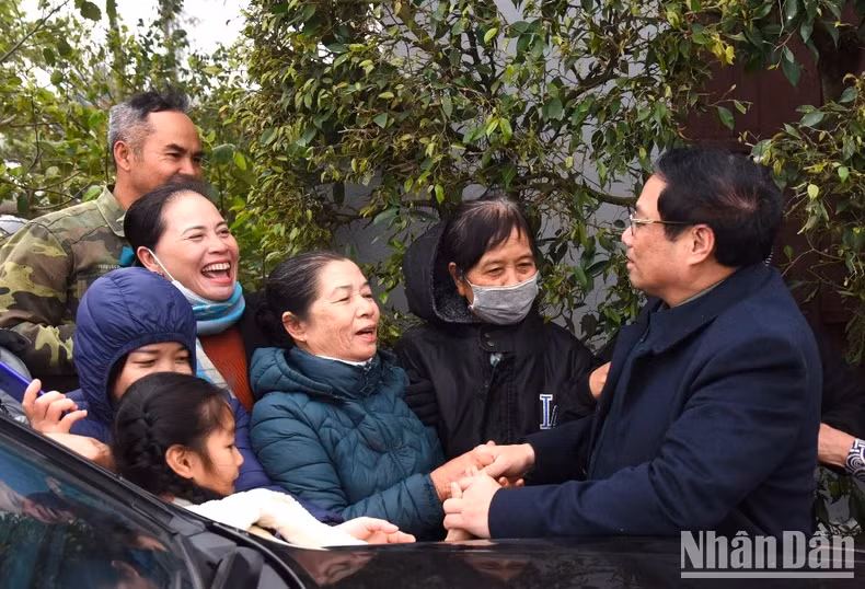 范明正总理走访慰问一号南定-清化500 kV输电线路项目区域的人民。