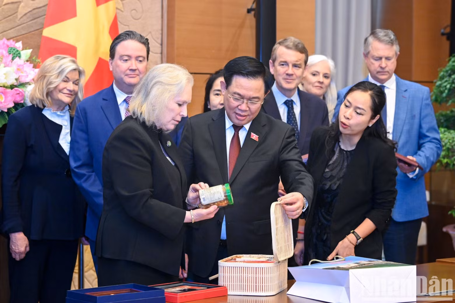 越南国会主席王廷惠向美国参议员克尔斯滕·吉利布兰德一行赠送纪念品。 越南国会主席王廷惠向美国参议员克尔斯滕·吉利布兰德一行赠送纪念品。