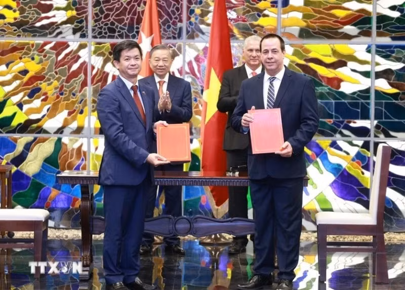 越共中央总书记、国家主席苏林和古共中央第一书记、古巴国家主席米格尔·迪亚斯-卡内尔·贝穆德斯出席越南广治省与古巴公共卫生部合作文件签字仪式。（图片来源：越通社）