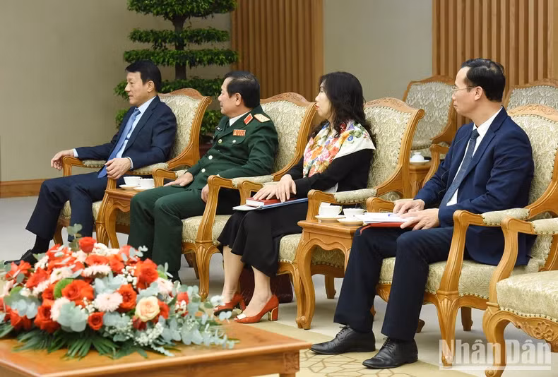 越南政府代表一同参加。