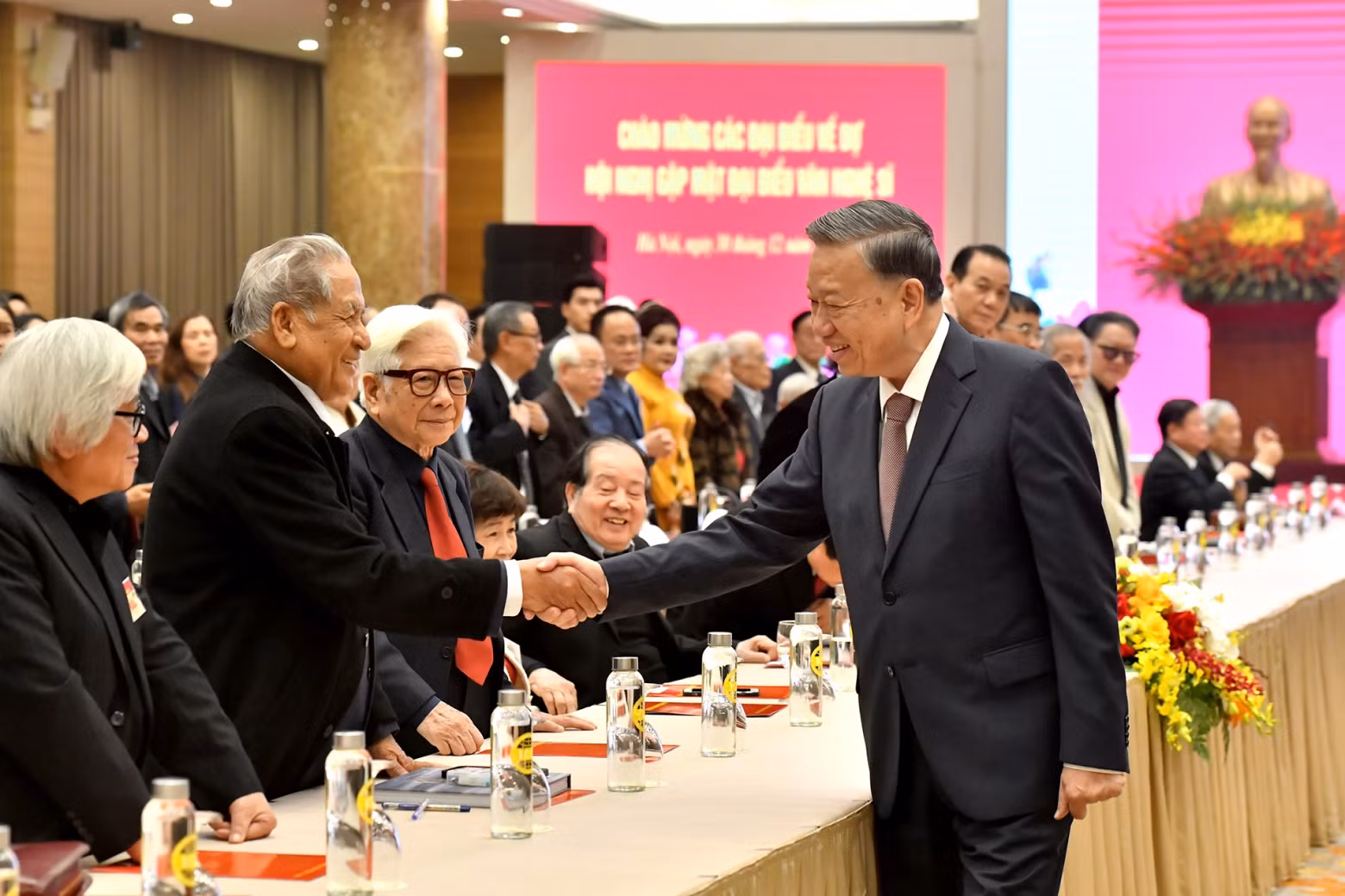 苏林总书记和与会代表。