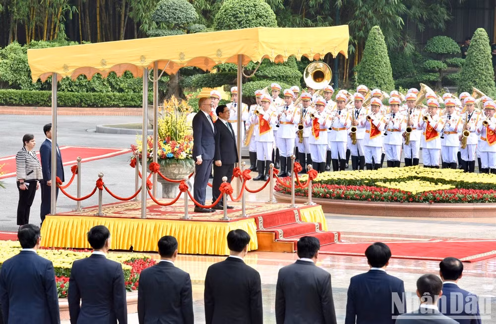 政府总理范明正和澳大利亚总理安东尼·阿尔巴尼斯向各自的国旗敬礼。