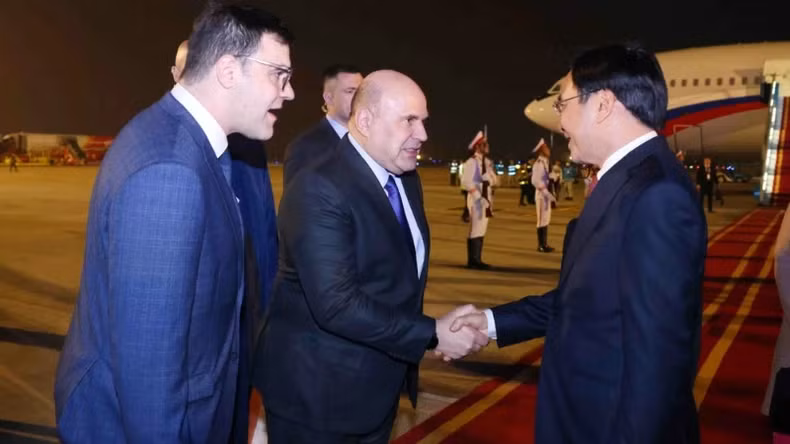 俄罗斯联邦政府总理米舒斯京抵达河内，开始对越南进行正式访问。